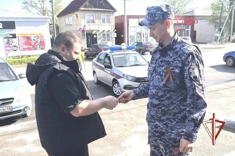 В Оренбургской области сотрудники вневедомственной охраны Росгвардии приняли участие в акции «Георгиевская ленточка
