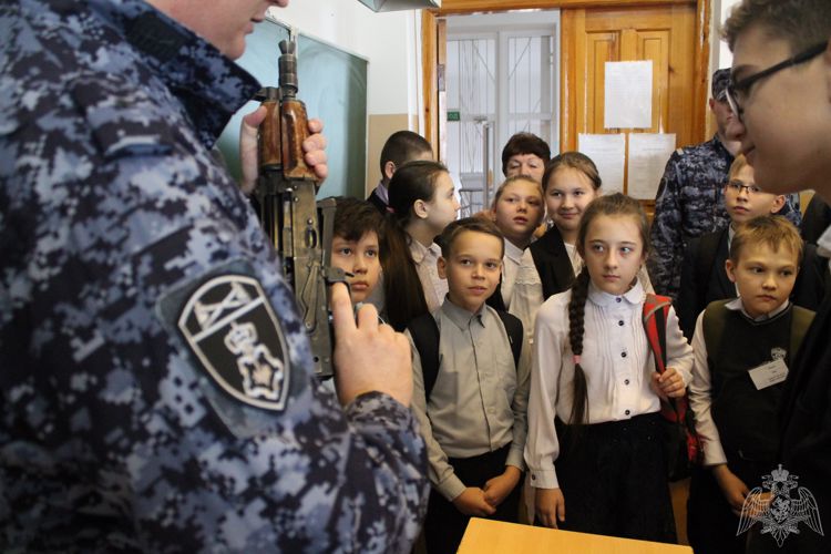 Честь и достоинство: оренбургские росгвардейцы провели «Урок мужества» в школе