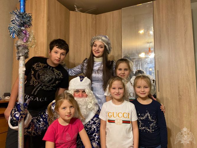 В Оренбуржье Росгвардейский Дед Мороз поздравил мальчишек и девчонок с наступающим Новым годом