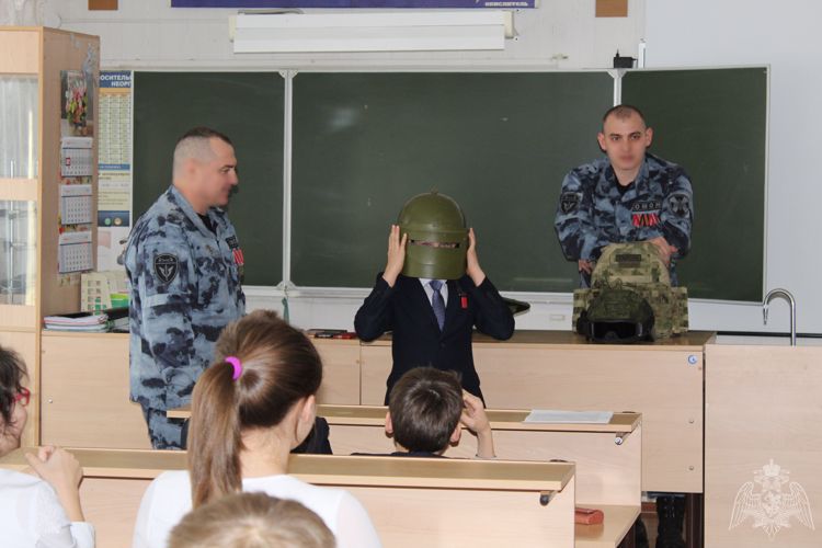 Гимназисты аплодировали подвигу Героев России