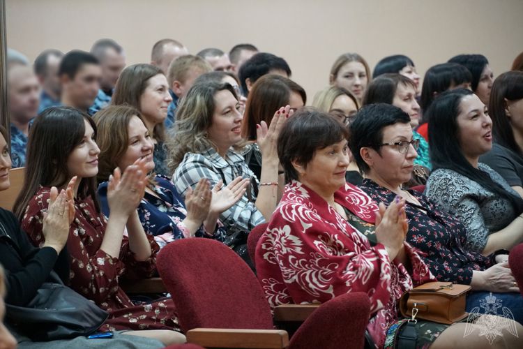 В Управлении Росгвардии по Оренбургской области сотрудники и военнослужащие поздравили милых женщин с наступающим 8 марта