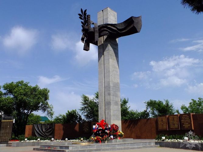 В честь Дня Победы у комплекса "Вечный огонь" в Оренбурге прошла акция #РосгвардияГид
