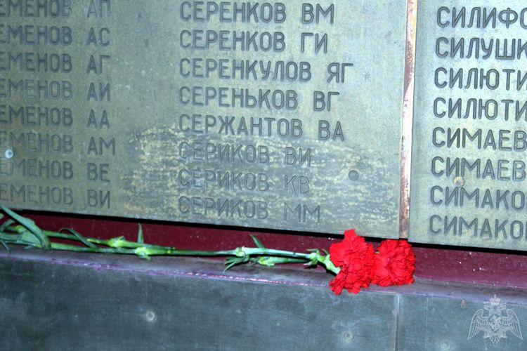 В честь Дня Победы у комплекса "Вечный огонь" в Оренбурге прошла акция #РосгвардияГид
