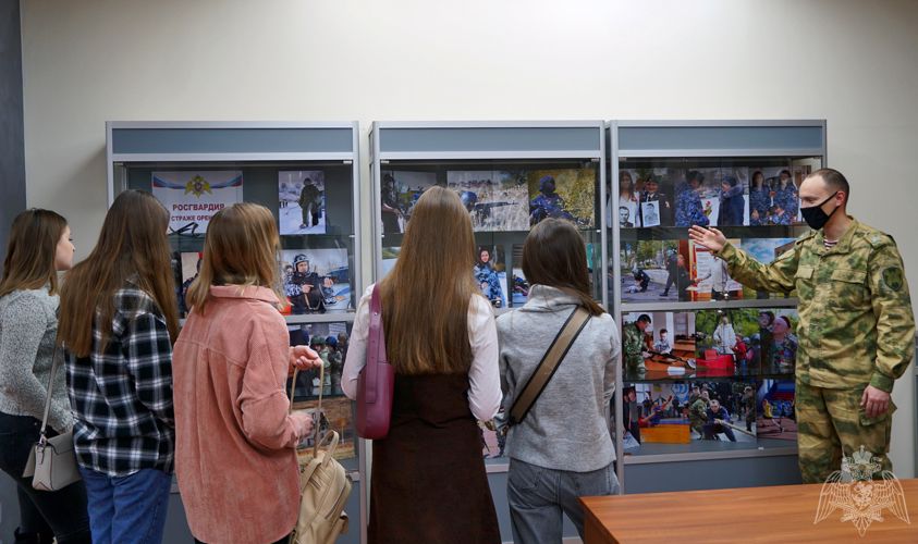 Будущие журналисты поблагодарили пресс-службу регионального Управления Росгвардии за откровенный разговор о службе