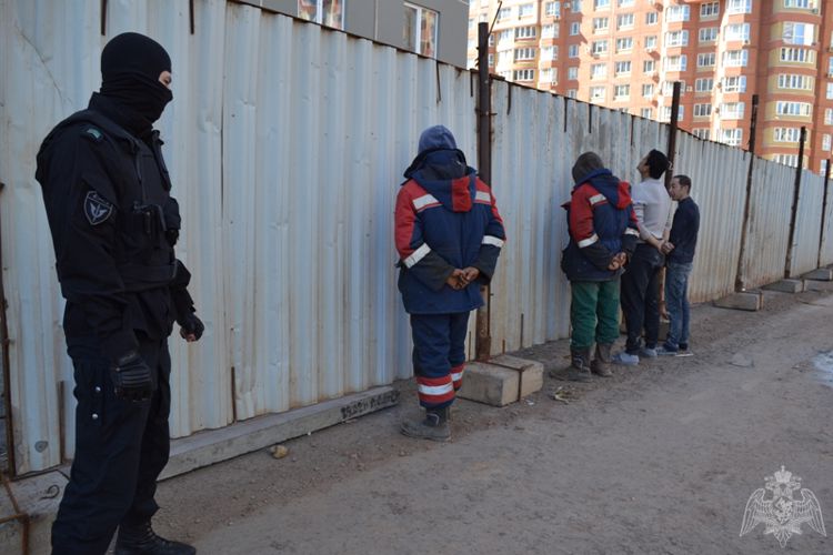 В Оренбурге при поддержке бойцов ОМОН Росгвардии правоохранители задержали 26 мигрантов