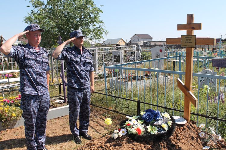 «Свеча памяти»: в Оренбуржье сотрудники Росгвардии приняли участие во Всероссийской мемориальной акции