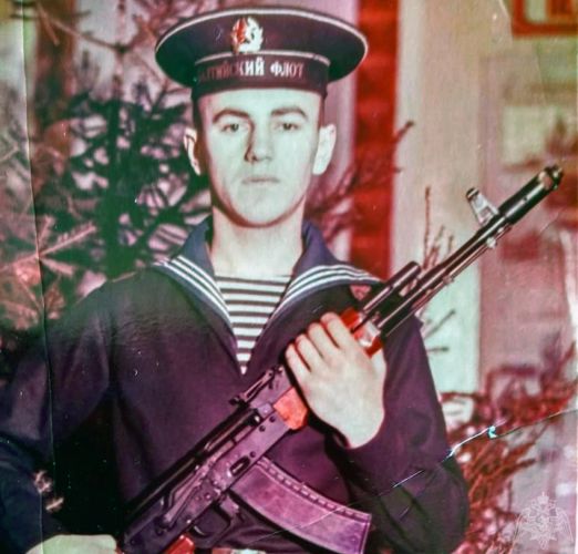 Журналисты оренбургских СМИ взяли интервью у сотрудника Росгвардии, который помог возвести памятник "Морякам всех поколений" в Соль-Илецке