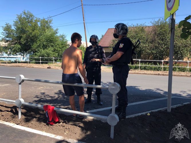 В Оренбурге возле одной из школ сотрудники Росгвардии задержали мужчину в неадекватном состоянии