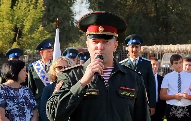 В Оренбурге росгвардейцы поздравили учеников подшефных классов с Днем знаний 