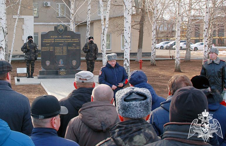 В Оренбуржье представители Росгвардии возложили цветы к памятнику погибших коллег, среди которых – борцы с организованной преступностью