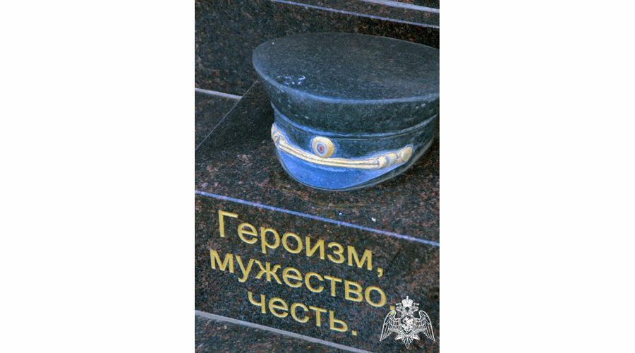 В Оренбуржье представители Росгвардии возложили цветы к памятнику погибших коллег, среди которых – борцы с организованной преступностью