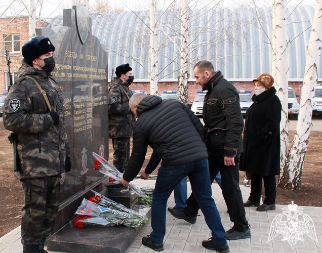 В Оренбуржье представители Росгвардии возложили цветы к памятнику погибших коллег, среди которых – борцы с организованной преступностью