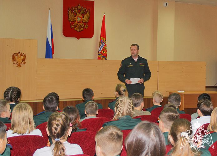 В Оренбуржье военнослужащие и сотрудники провели экскурсию по подразделению ОМОН для кадетских классов Росгвардии