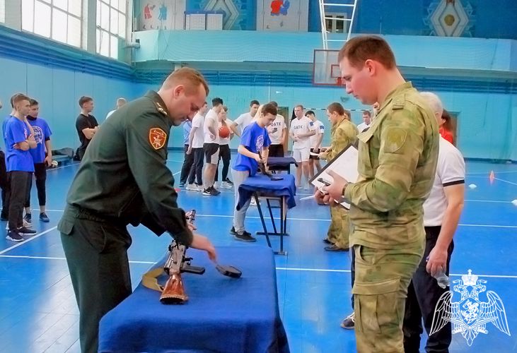  В Оренбурге росгвардейцы организовали военизированную эстафету для студентов средних специальных учебных заведений 