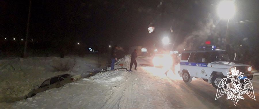 В Оренбуржье сотрудники Росгвардии помогли автомобилистам, попавшим в сложную дорожную ситуацию