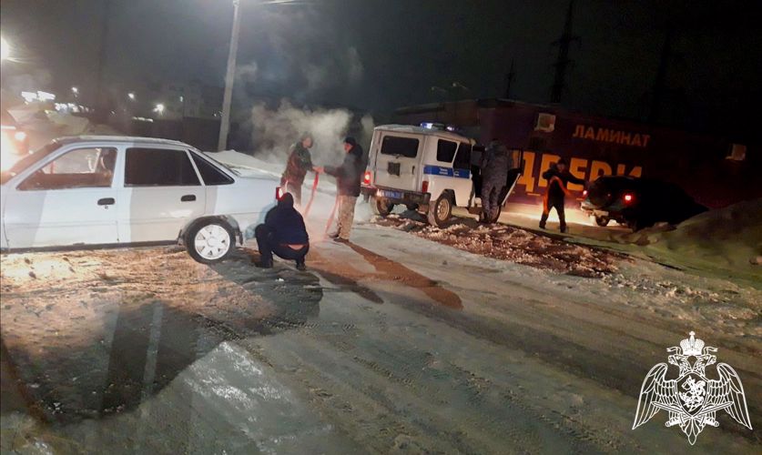 В Оренбуржье сотрудники Росгвардии помогли автомобилистам, попавшим в сложную дорожную ситуацию