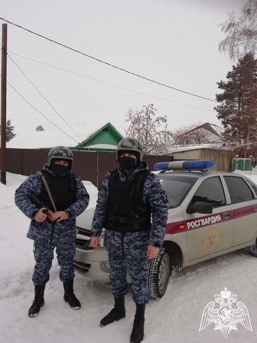 В Новосергиевке сотрудники Росгвардии задержали мужчину, который разбил стеклопакет в одном из домов