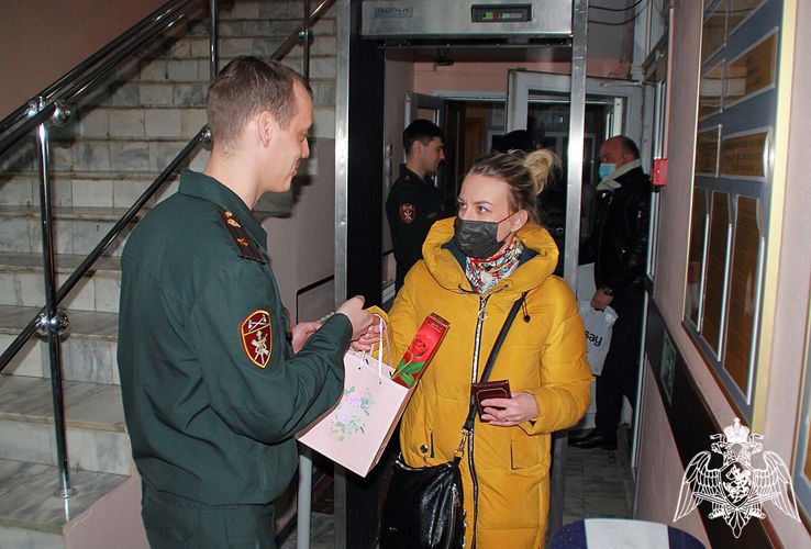 В Управлении Росгвардии по Оренбургской области сотрудники и военнослужащие поздравили очаровательных коллег с Международным женским днем 8 марта