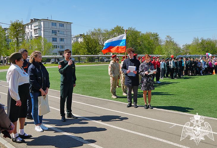В Оренбурге военнослужащие Росгвардии и кадетские классы ведомства приняли участие в торжественной линейке средней общеобразовательной школы №35