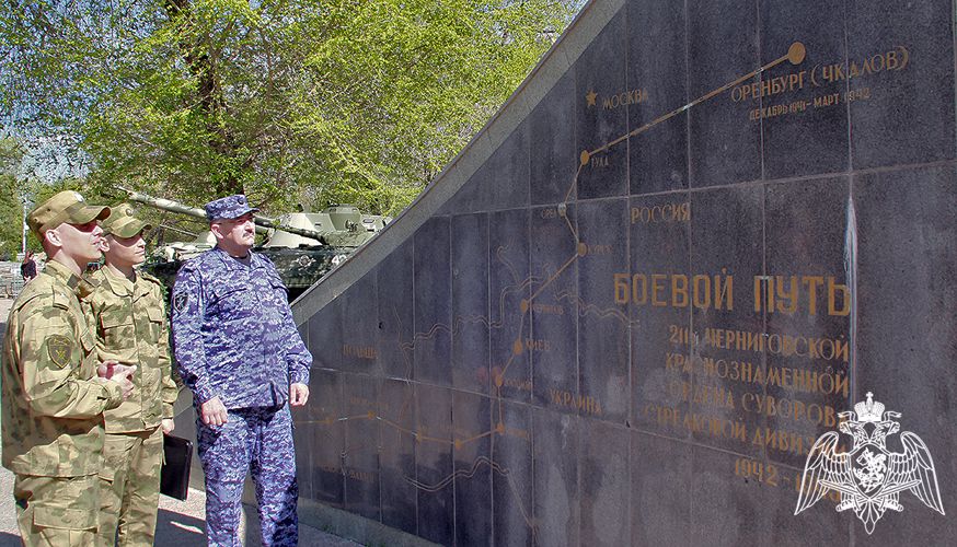 Росгвардейцы Оренбуржья в рамках акции «РосгвардияГид» рассказали о выставочном комплексе степной столицы, посвященном Великой Отечественной войне