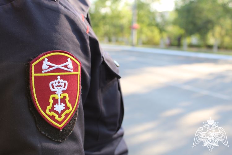 В Оренбурге росгвардейцы вернули потерявшегося ребёнка маме
