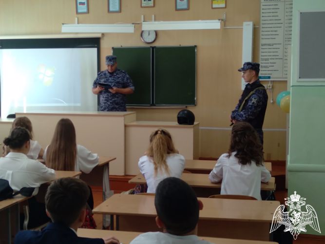 В городах и районах Оренбуржья сотрудники Росгвардии провели «Уроки мужества» для школьников и студентов