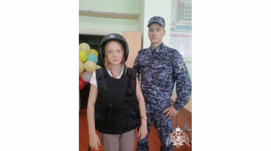 В городах и районах Оренбуржья сотрудники Росгвардии провели «Уроки мужества» для школьников и студентов