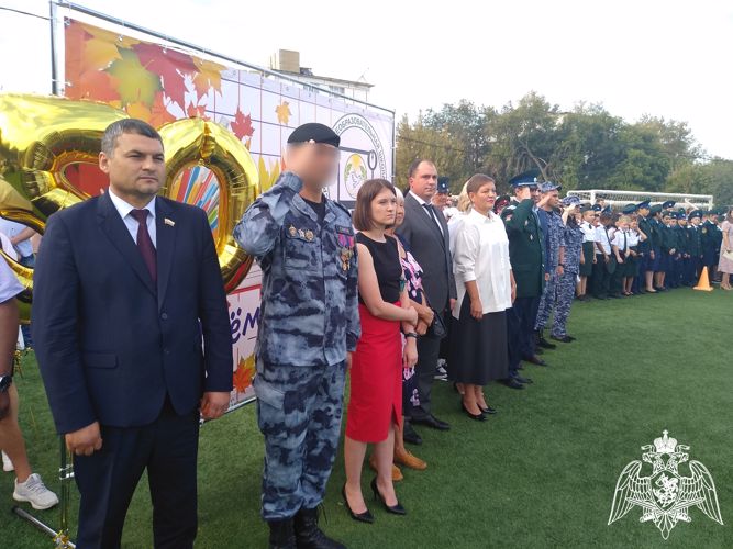 В Оренбурге росгвардейцы поздравили учеников подшефных классов с Днем знаний