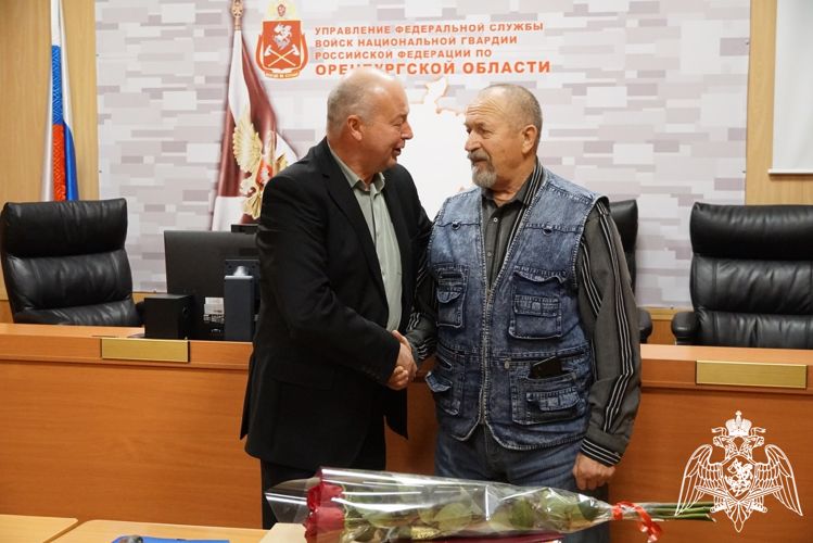 В Оренбуржье начальник территориального управления Росгвардии генерал-майор полиции Олег Пугаев поздравил председателя ветеранской организации Вячеслава Бойко с юбилеем