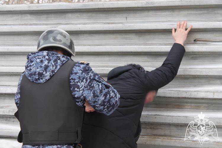 В Оренбурге росгвардейцы задержали подозреваемого в краже одежды