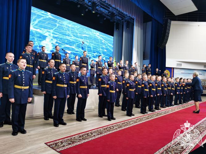 В Оренбурге начальник Управления Росгвардии региона генерал-майор Олег Пугаев поговорил о важном с воспитанниками президентского кадетского училища