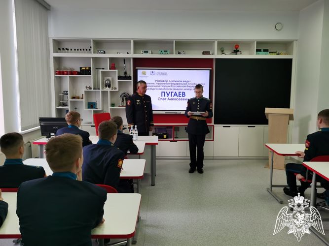 В Оренбурге начальник Управления Росгвардии региона генерал-майор Олег Пугаев поговорил о важном с воспитанниками президентского кадетского училища
