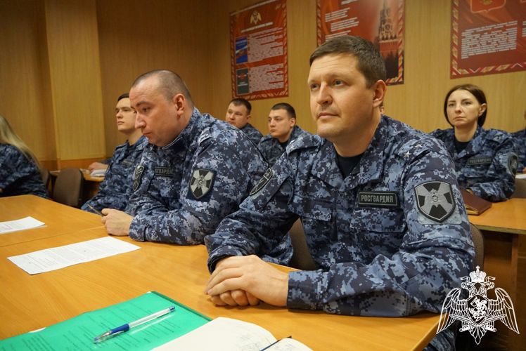 В Оренбурге начальник управления Росгвардии региона поздравил сотрудников Центра ЛРР с профессиональным праздником
