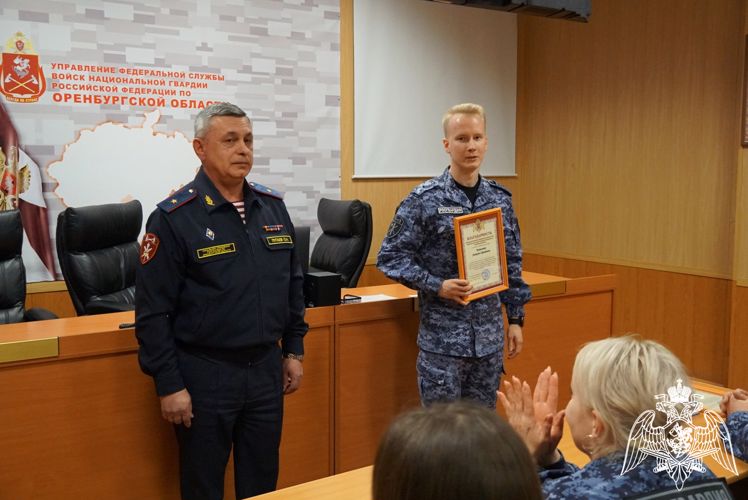 В Оренбурге начальник управления Росгвардии региона поздравил сотрудников Центра ЛРР с профессиональным праздником