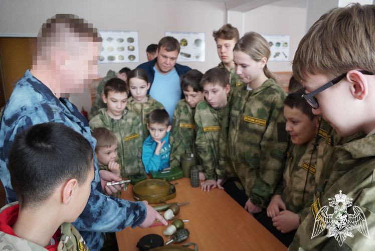 В преддверии Дня защитника Отечества в Оренбурге сотрудники ОМОН «Кобра» провели экскурсию по подразделению для юнармейцев
