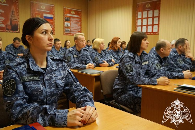 В Оренбурге начальник управления Росгвардии региона поздравил сотрудников Центра ЛРР с профессиональным праздником