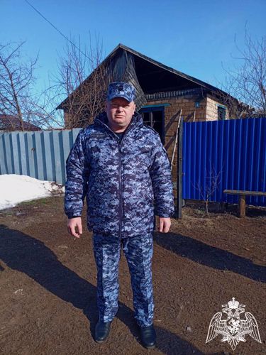 В Оренбуржье сотрудник Росгвардии спас бабушку на пожаре