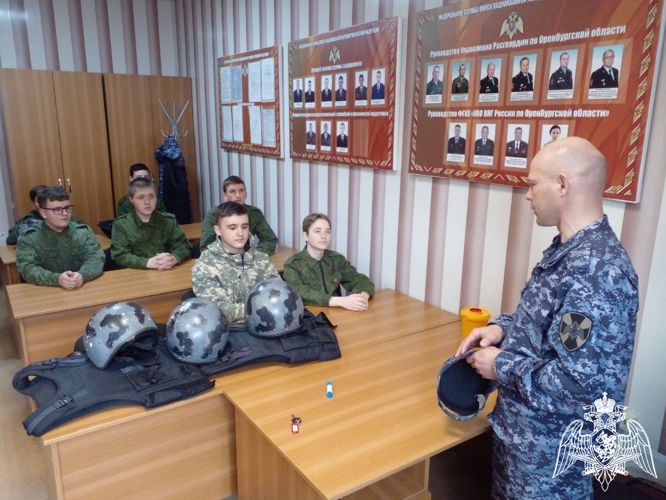 Накануне в Бугуруслане сотрудники Росгвардии провели экскурсию по подразделению для поисково-патриотического отряда «Рубеж»