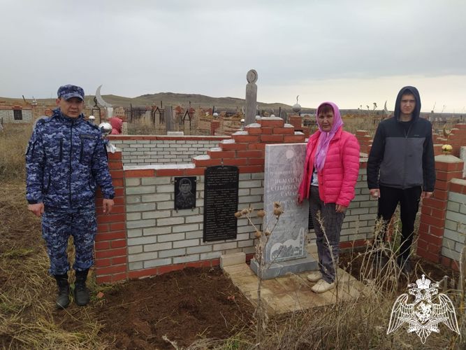 Росгвардейцы из Оренбурга помогли матери погибшего товарища навести порядок на могиле