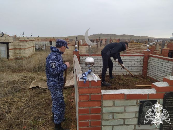Росгвардейцы из Оренбурга помогли матери погибшего товарища навести порядок на могиле