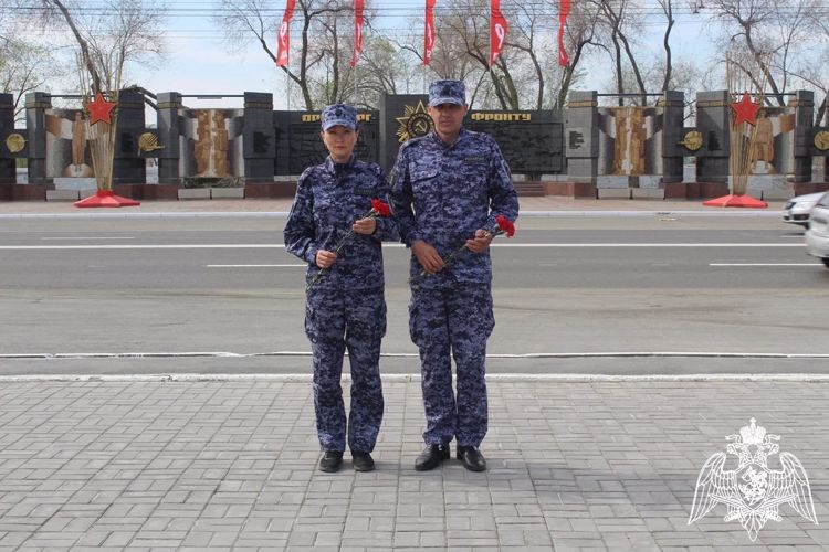 В Оренбургской области сотрудники управления вневедомственной охраны Росгвардии возложили цветы к мемориалу «Вечный огонь»