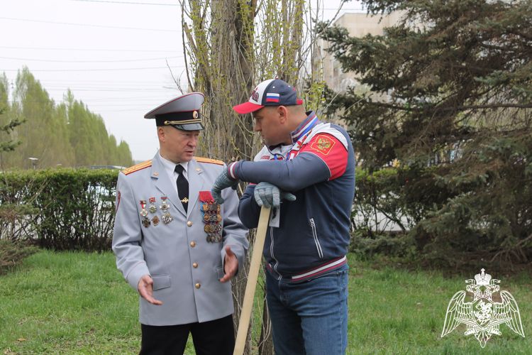 В Оренбурге военнослужащие и сотрудники Росгвардии присоединись к эколого-патриотической акции «Сад памяти»
