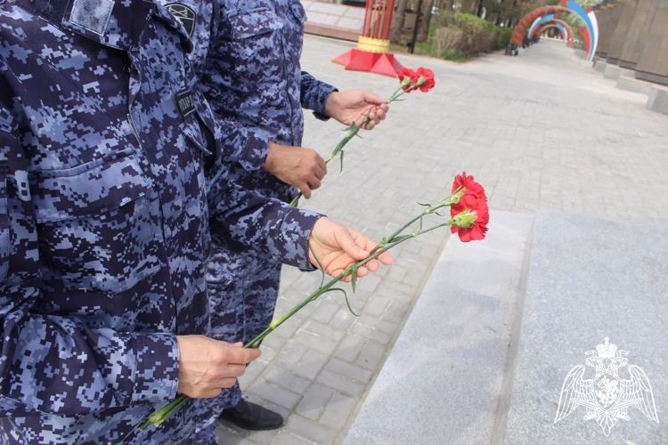 В Оренбургской области сотрудники управления вневедомственной охраны Росгвардии возложили цветы к мемориалу «Вечный огонь»