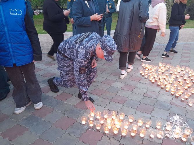 В Оренбуржье сотрудники Росгвардии приняли участие во Всероссийской мемориальной акции «Свеча памяти»