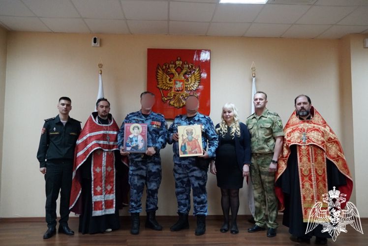 В день образования ОМОН «Кобра» Оренбургским росгвардейцам передали иконы с частицами мощей святых