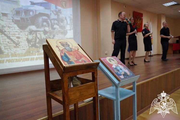 В день образования ОМОН «Кобра» Оренбургским росгвардейцам передали иконы с частицами мощей святых