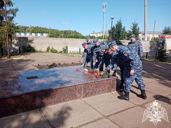 В Оренбуржье сотрудники Росгвардии приняли участие во Всероссийской мемориальной акции «Свеча памяти»