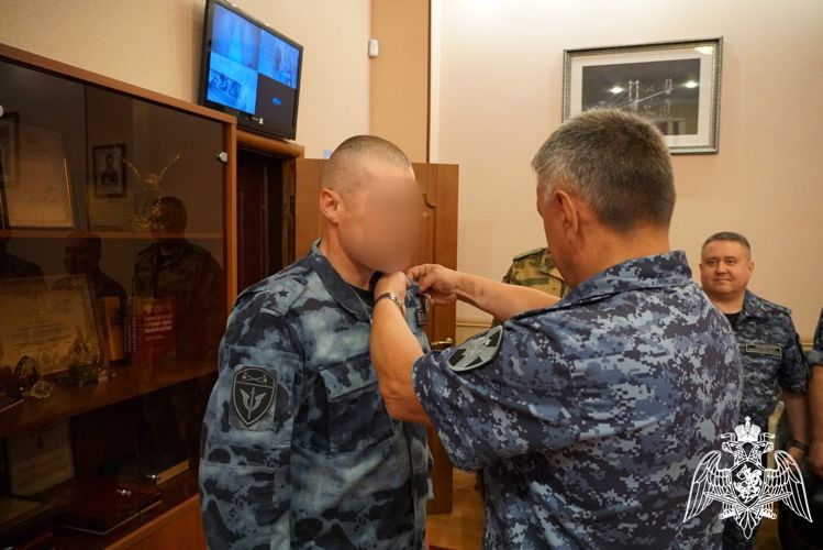 Сотруднику ОМОН «Кобра» вручили государственную награду