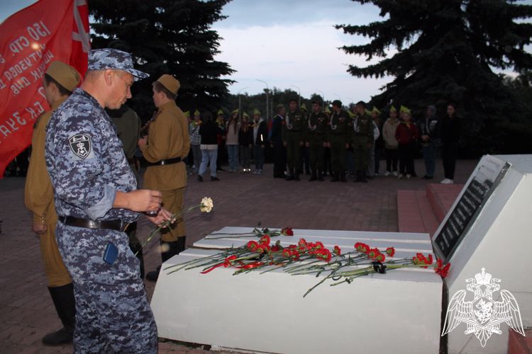 В Оренбуржье сотрудники Росгвардии приняли участие во Всероссийской мемориальной акции «Свеча памяти»