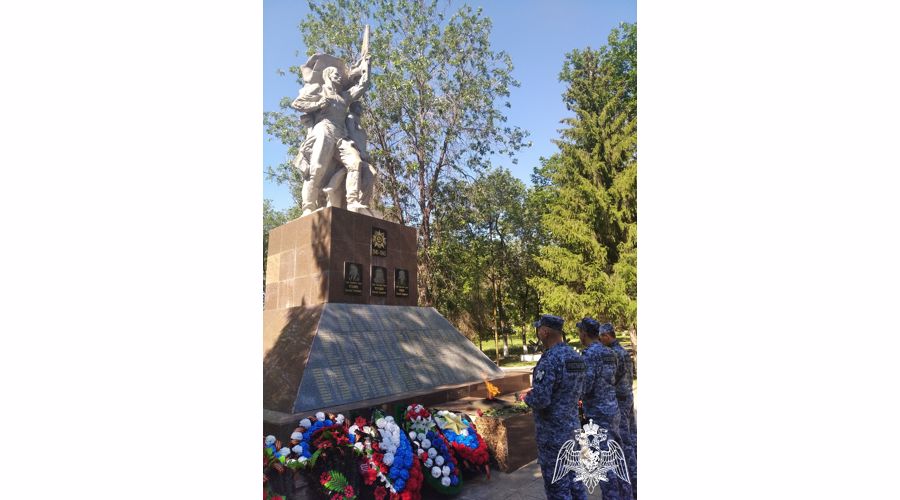 В Оренбуржье сотрудники Росгвардии приняли участие во Всероссийской мемориальной акции «Свеча памяти»